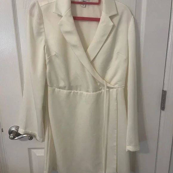 Elegant White Women's Tuxedo Dress - Picture 4 of 6